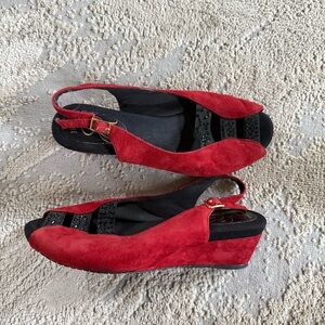 J. Renee red black wedge heels slingback sandals red suede stretchy straps 8